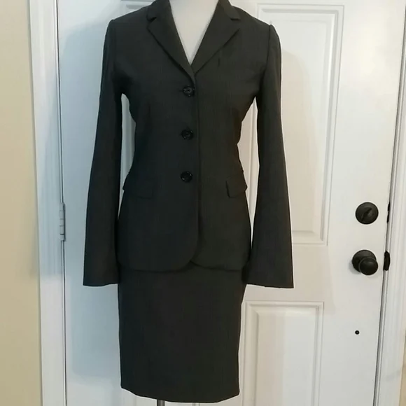 Banana Republic sizes: Jacket 6. Skirt 4 - Picture 4 of 16